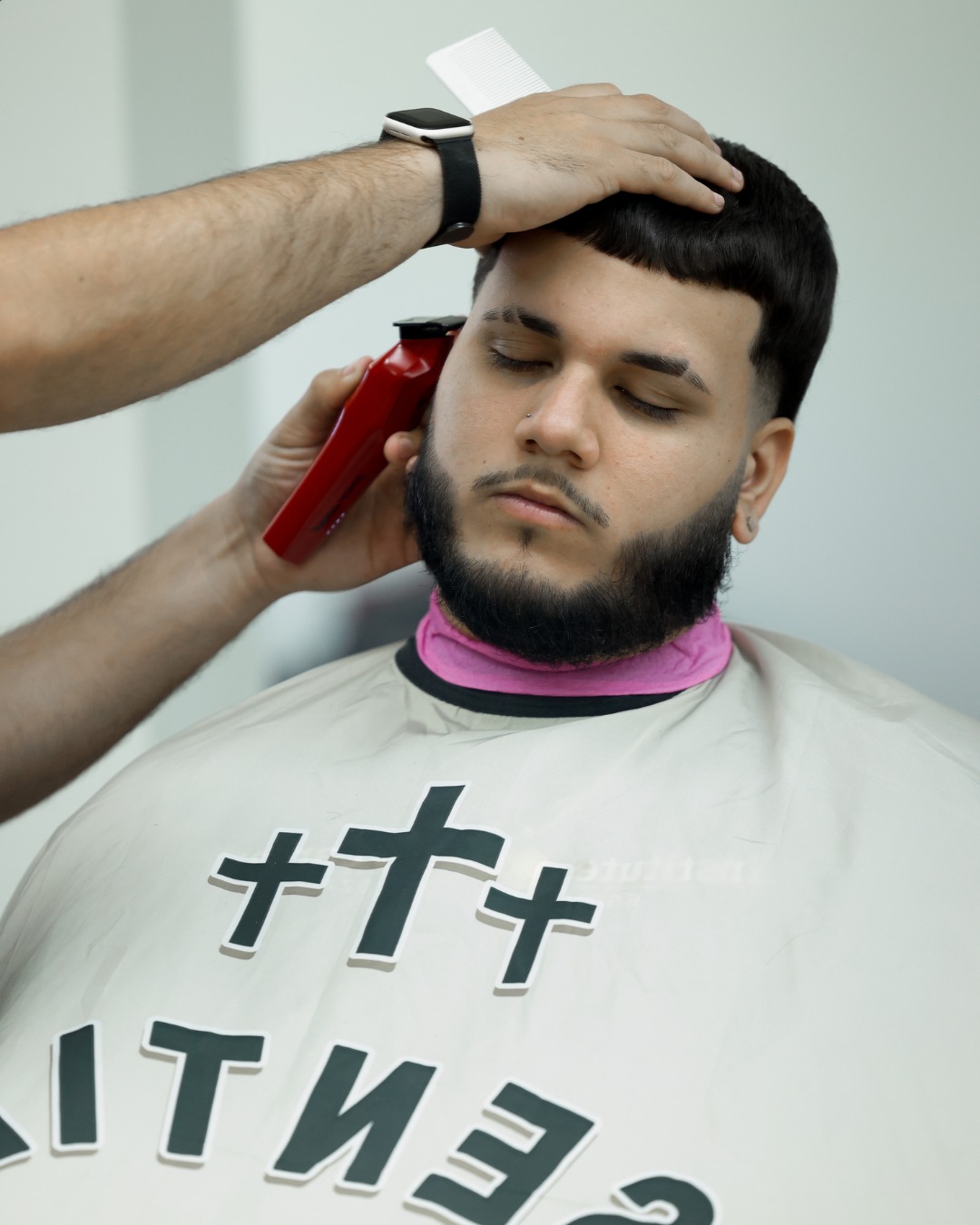 Acabado de corte y barba en el salón IBC