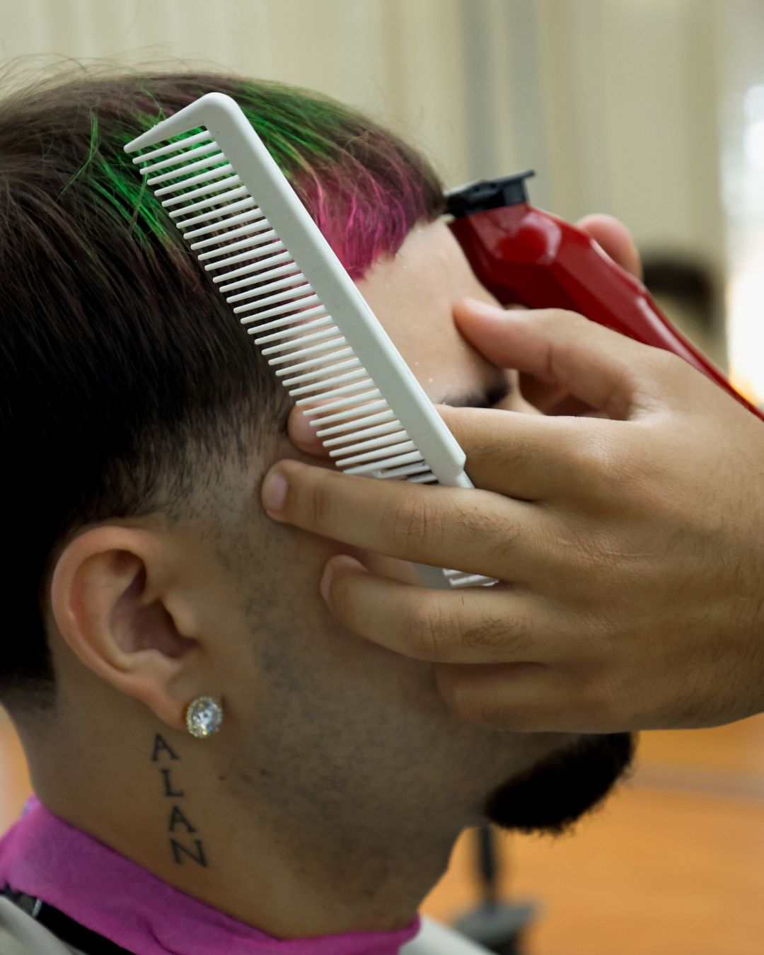Coloración creativa de cabello en el programa de barbería