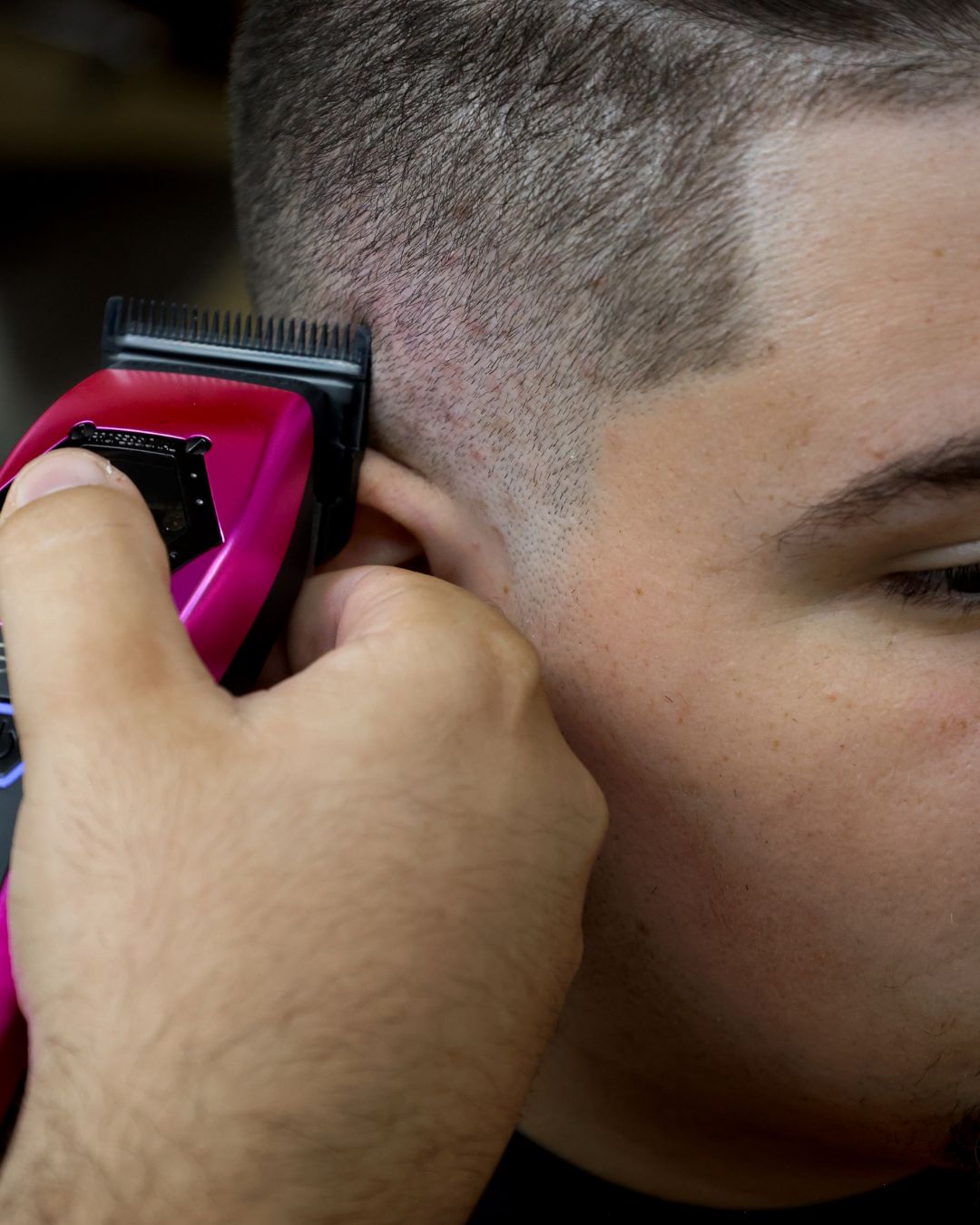Detalle de máquina de corte realizando un fade