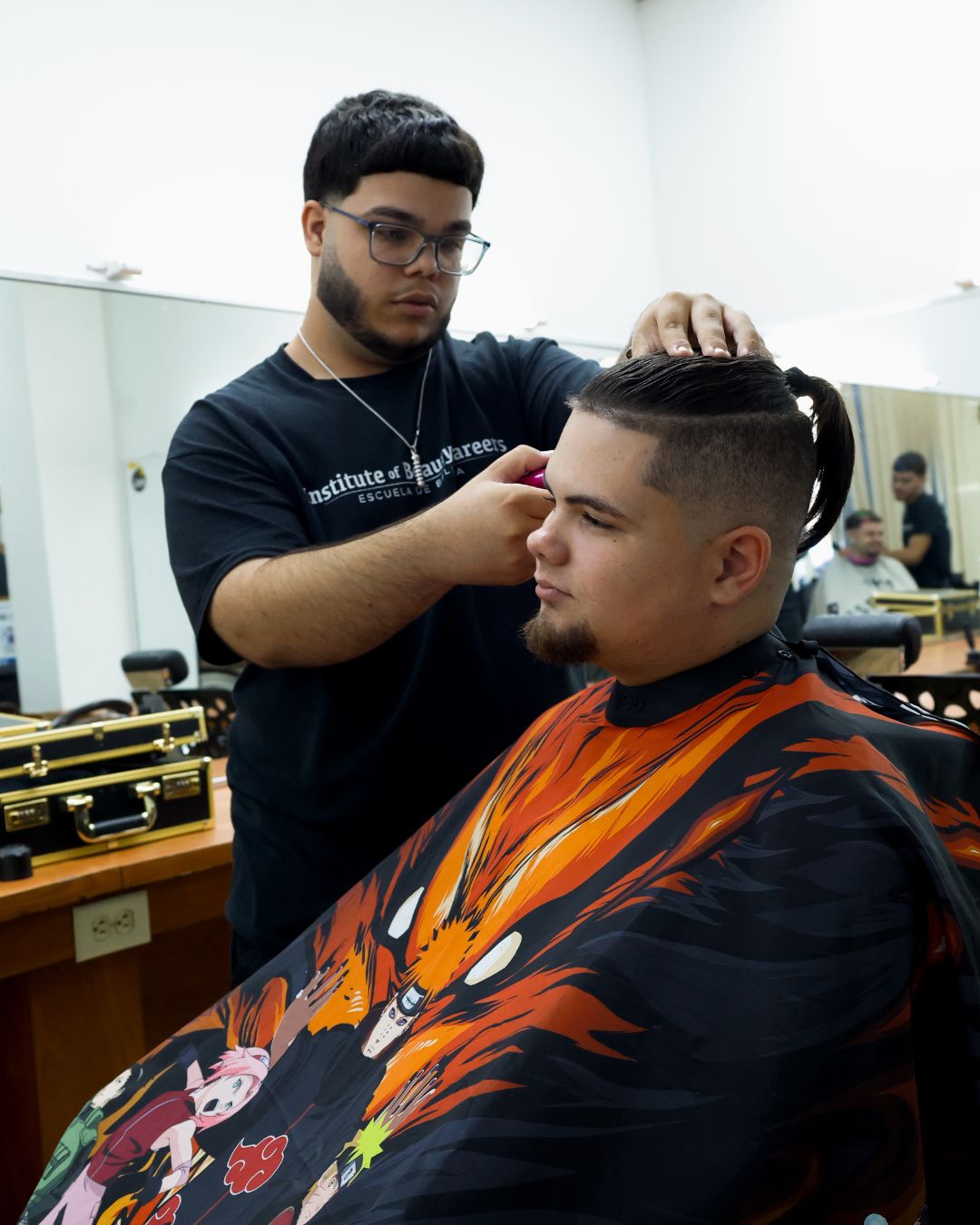 Estudiante de barbería realizando un fade