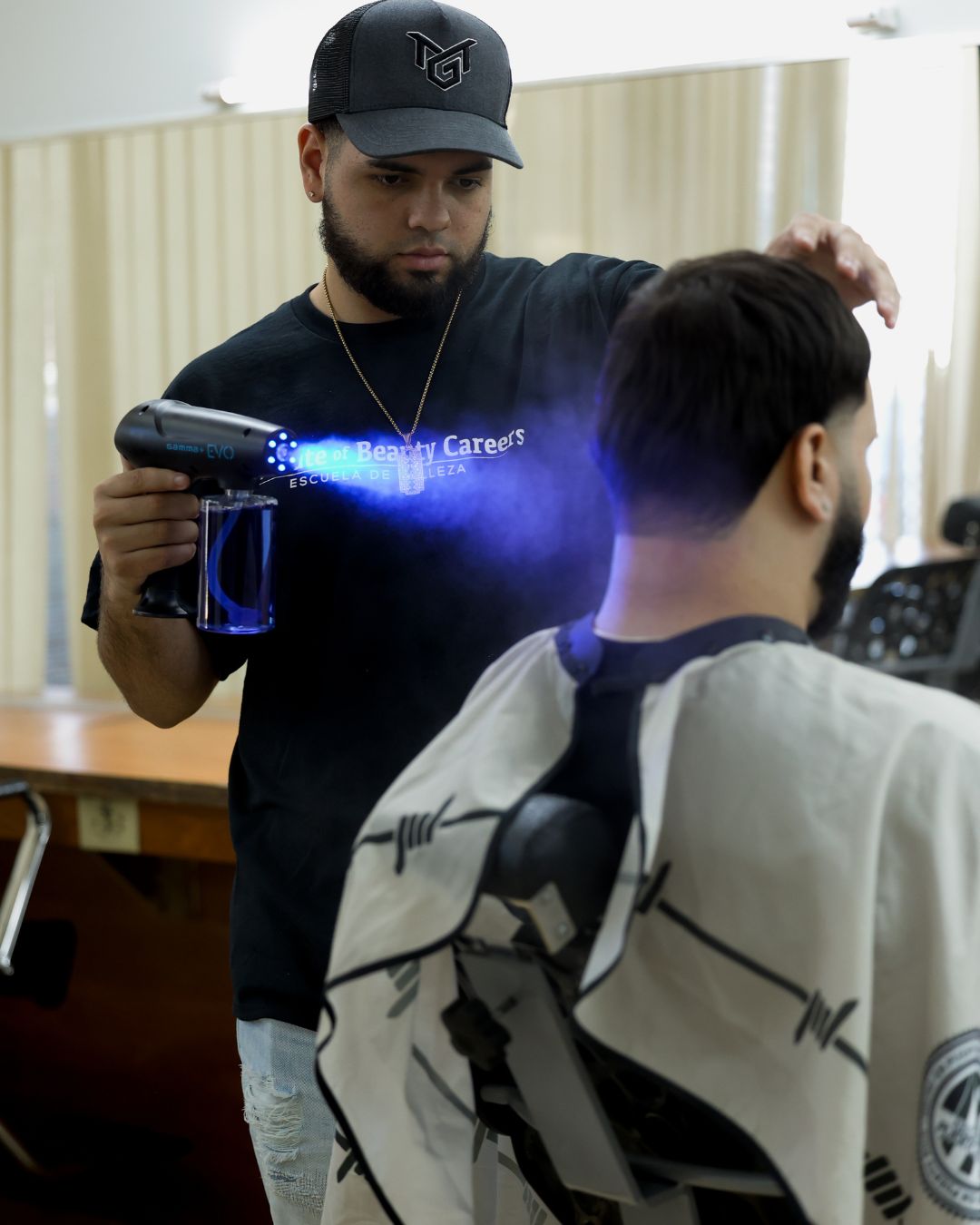 Estudiante de barbería usando técnica de esterilización UV
