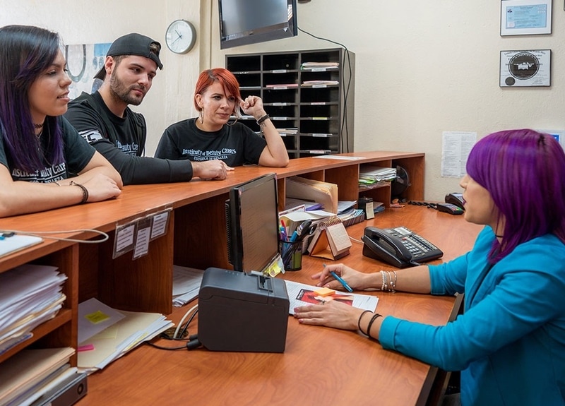 Estudiantes de IBC compartiendo y conectando en el campus