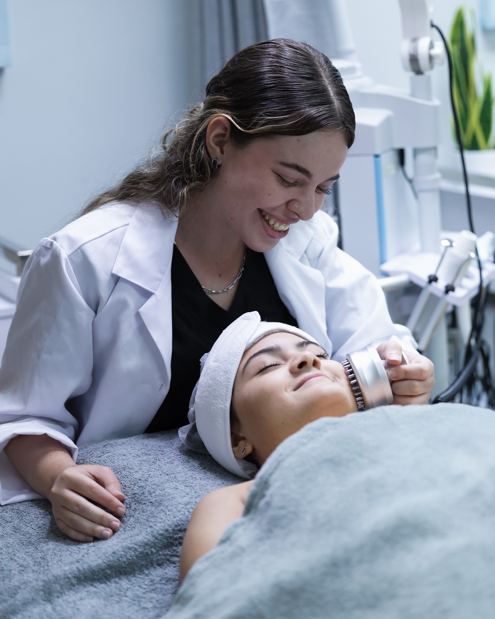 Estudiante de estética realizando un tratamiento facial