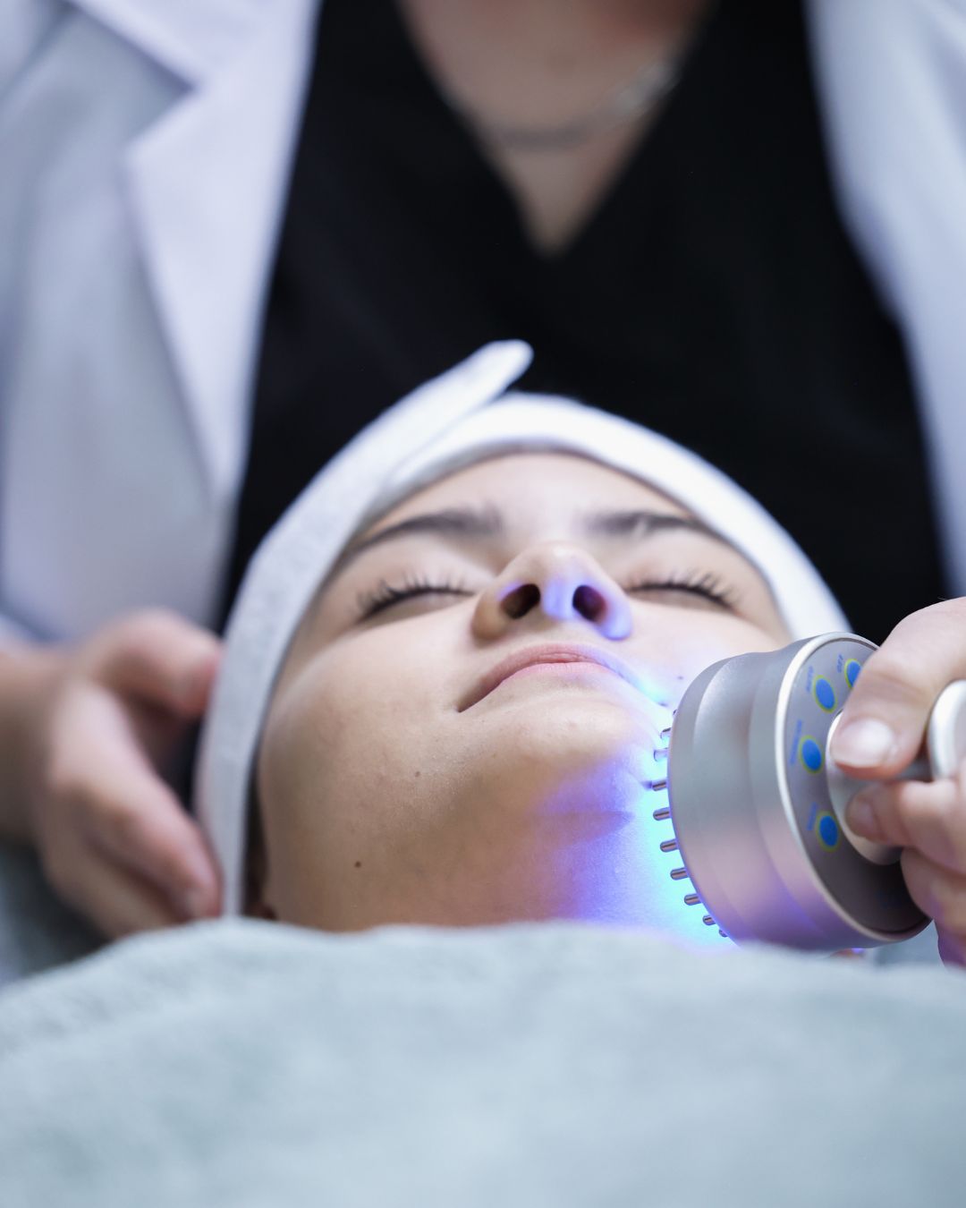 Tratamiento facial con luz LED en el programa de estética