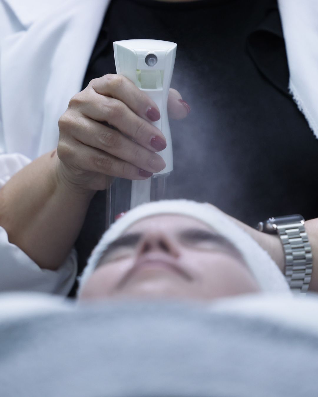 Tratamiento de vapor facial en la clínica de estética