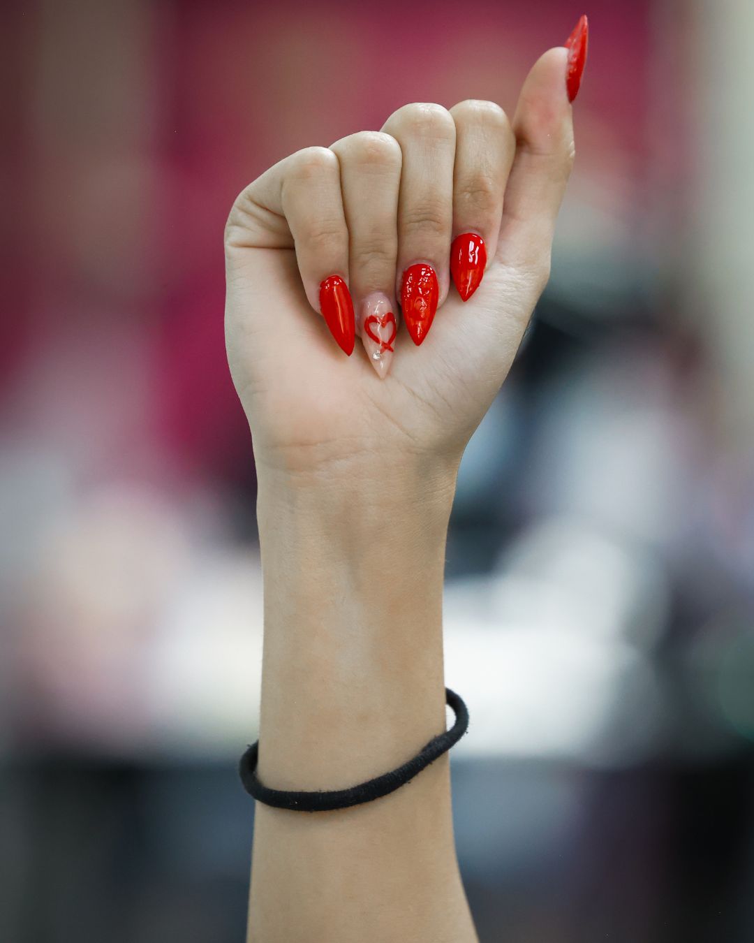 Diseño de uñas con corazón en rojo