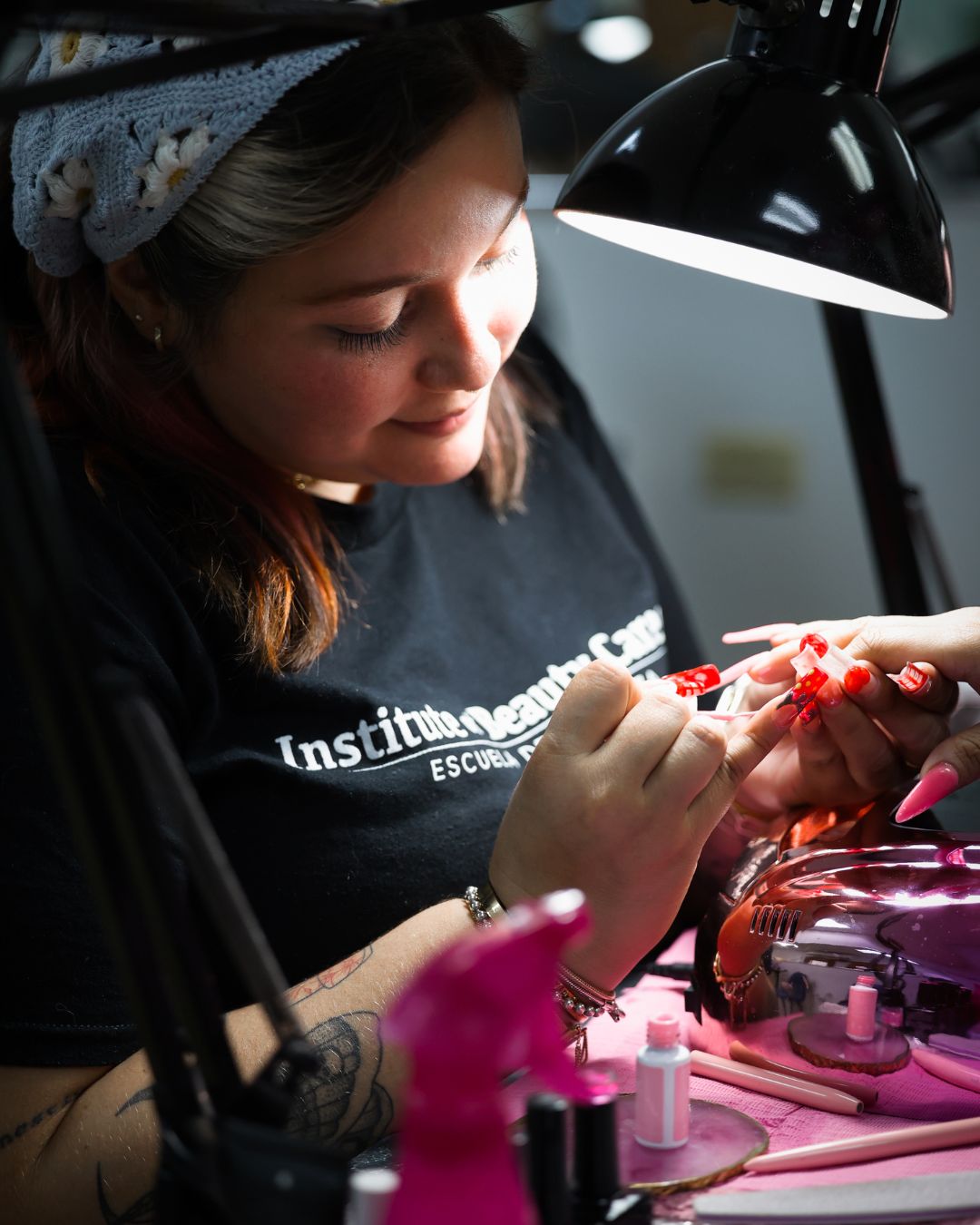 Estudiante de Full Specialist realizando una manicura