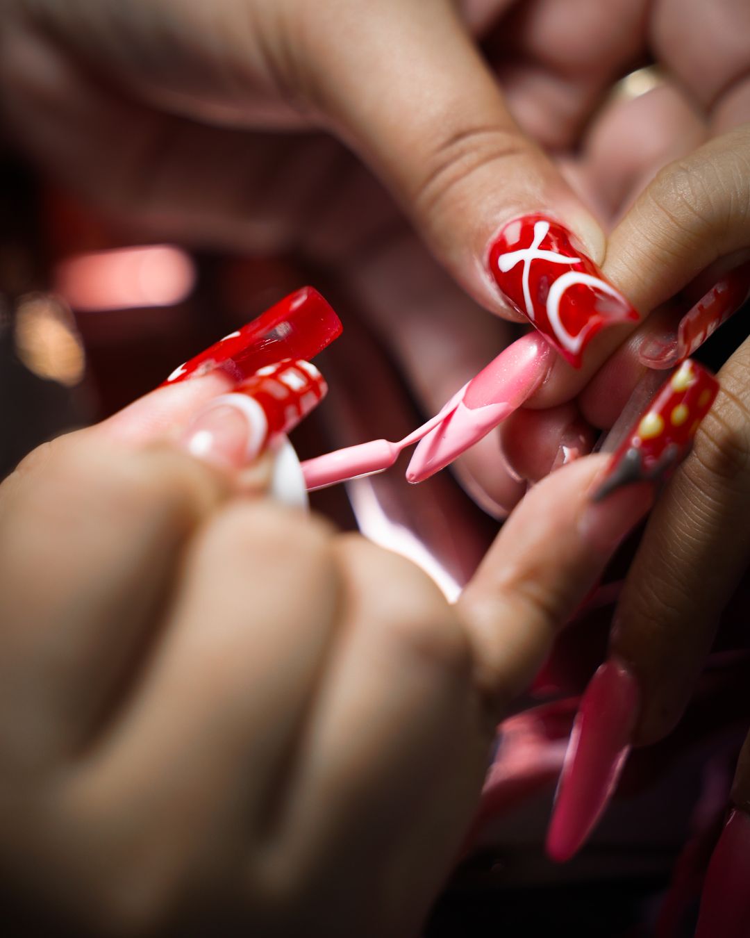 Primer plano de nail art elaborado por estudiantes